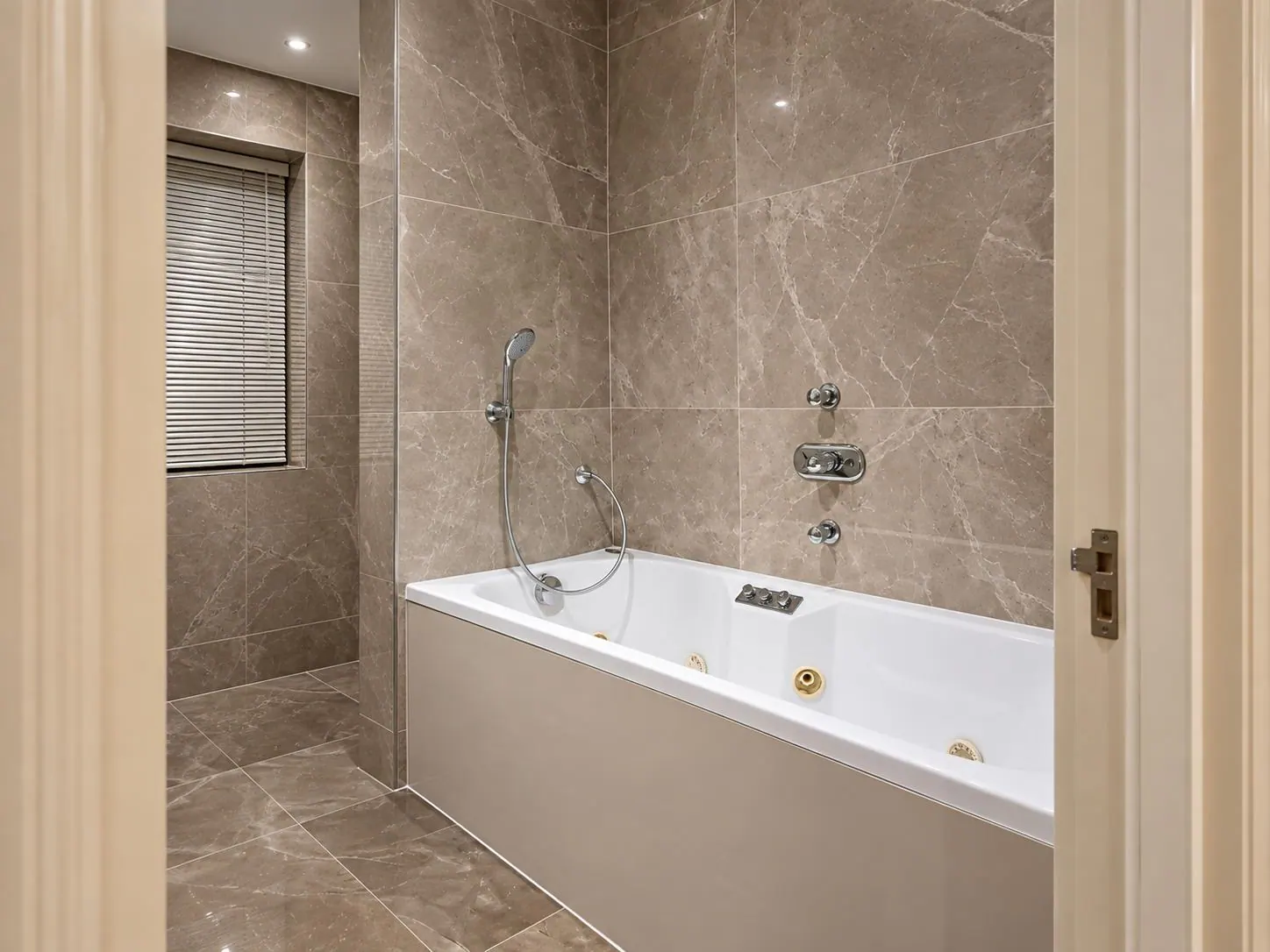 Chiswick bathroom, photo 2