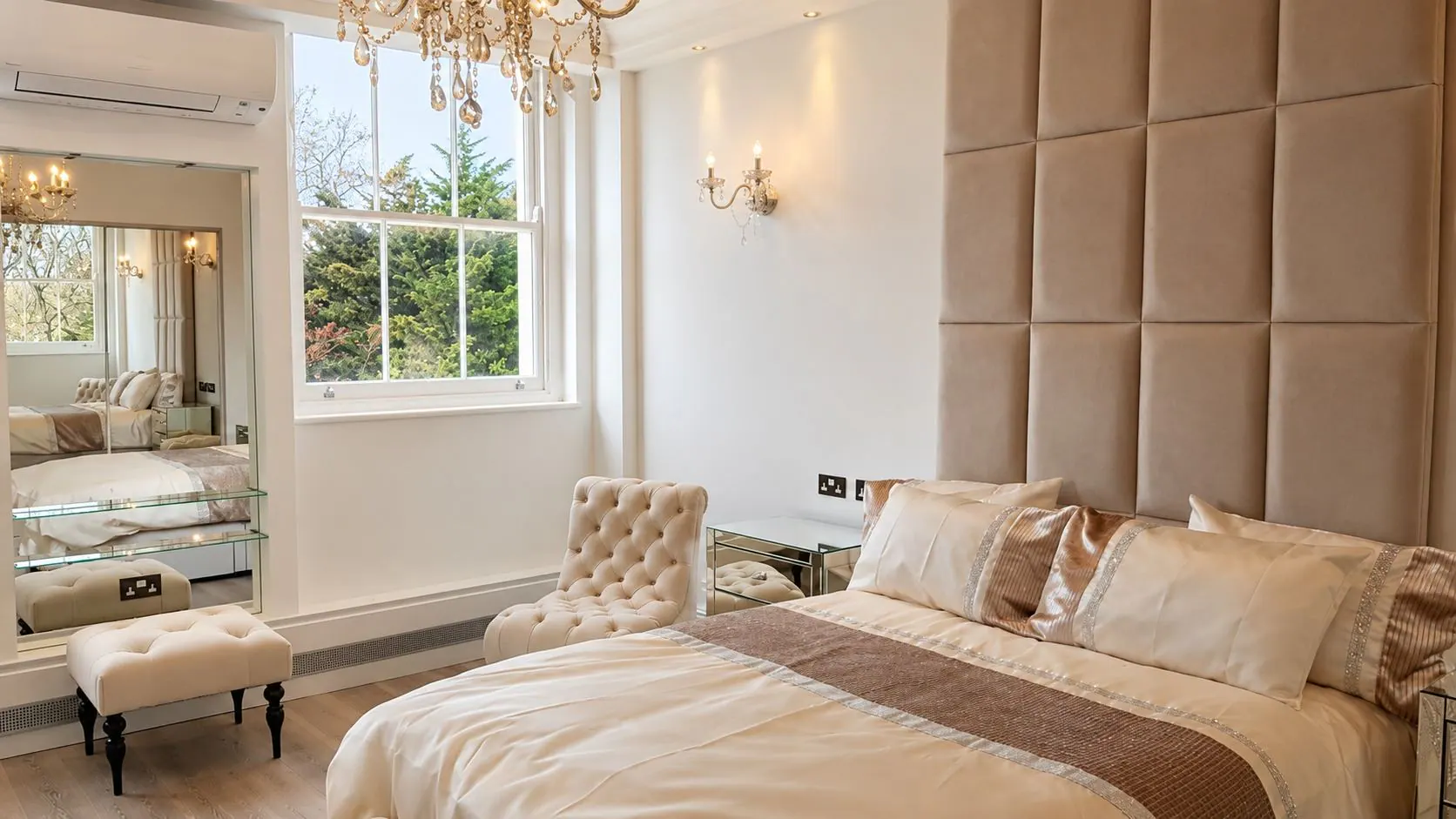 Bespoke bedroom, Grade I listed, photo 1
