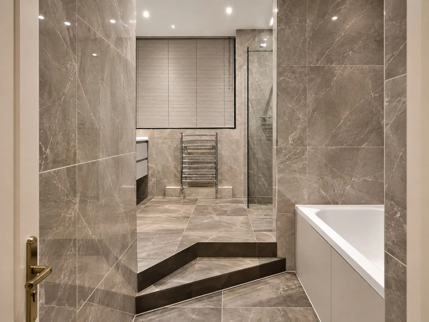 Chiswick bathroom, photo 1
