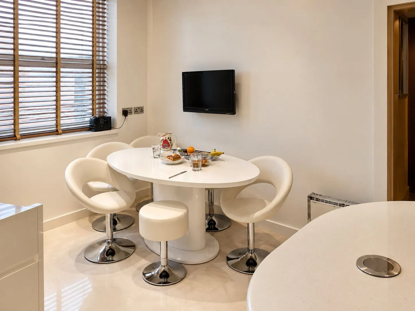 Regent's Park apartment kitchen, photo 6